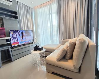 New&Luxury Apartment 1min to beach, big gym, beach 3pools with 50m pool - 卡玛拉 - 客厅