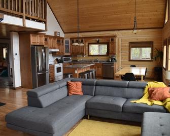 Beautiful relaxing Log Chalet with amazing view of the mountains! - 海恩斯章克申 - 客厅
