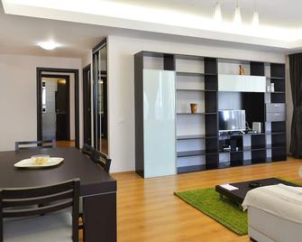 Herastrau 5 - 2 bedroom apartment near park - 沃伦塔里 - 客厅