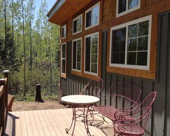 Charming and Secluded North Shore Cabin and Sauna two miles from Grand Marais! - 大马雷 - 露台