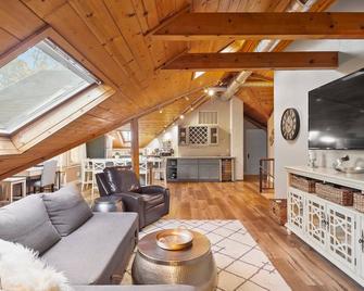 Home in the Heart of Midtown Sacramento! - 萨克拉门托 - 客厅