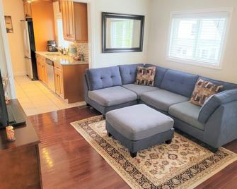 Charming duplex with private yard. Close to the beach, dining & shopping! - 格林尼治 - 客厅