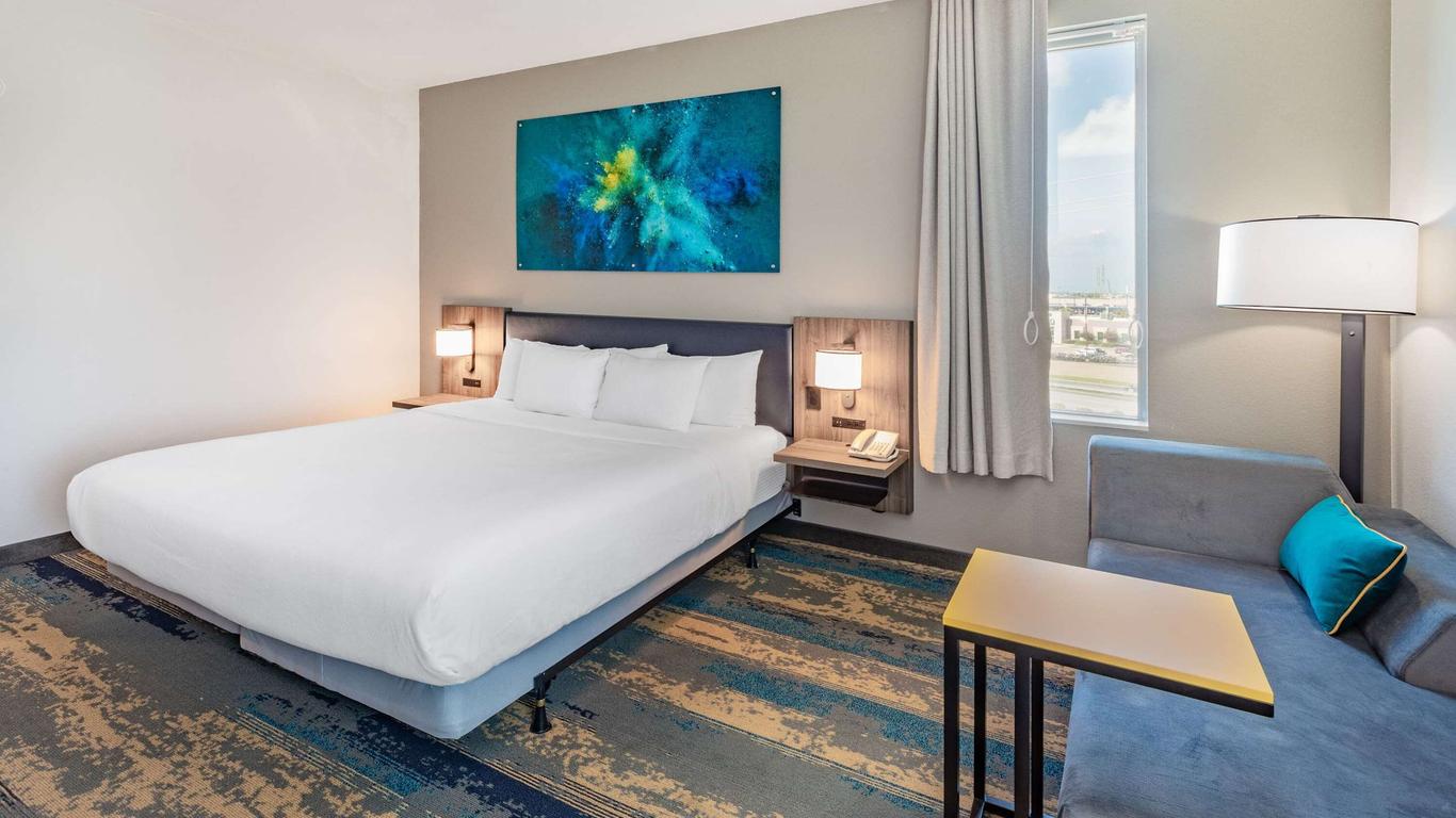 I-45北边的拉京塔酒店(Wyndham Galveston)套房