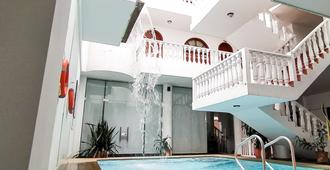 萨拉亚酒店 - 库库塔 - 游泳池