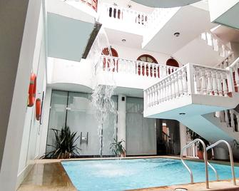 萨拉亚酒店 - 库库塔 - 游泳池