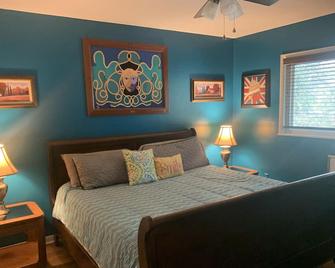 Family Friendly Downtown Home - Private Yard & Grill - Location, Location, Location! - 阿森斯 - 睡房