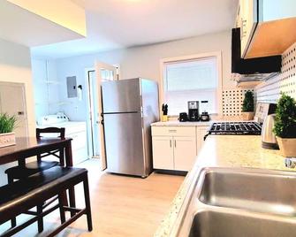 1 King 2 Queen Beds With Fully Fenced Yard And Close To Highway - 克利夫兰 - 厨房