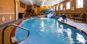 貝斯特韋斯特Plus中西套房飯店 - 萨莱纳 - 游泳池