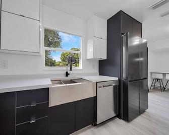 Home In Fort Lauderdale 3 Bedrooms & private pool! - 劳德代尔堡 - 厨房