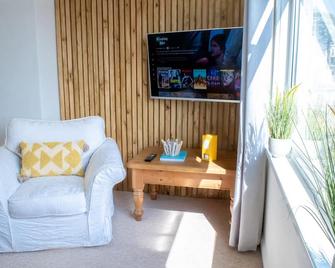 Bed& Boujee Boutique Apartments - 托基 - 客厅