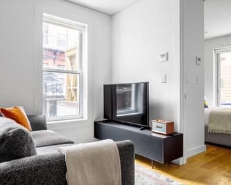 Modern Nolita 2BR w/ W/D, large deck, easy walk to SoHo, by Blueground - 纽约 - 客厅