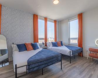 2 BR suite, high ceilings, natural light, Free Parking, Sleeps 8 by train & Airport - 东奥兰治 - 睡房
