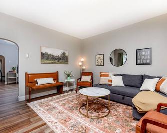 Cozy Family Cottage - Historic Top of The Hill - 圣路易斯 - 客厅