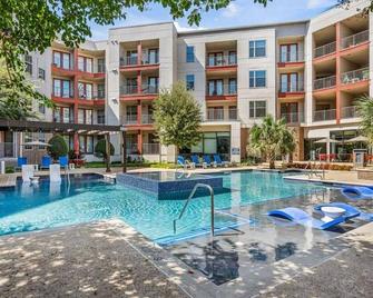 Landing at The Mark at Midtown - 1 Bedroom in Northeast Dallas - 达拉斯 - 游泳池