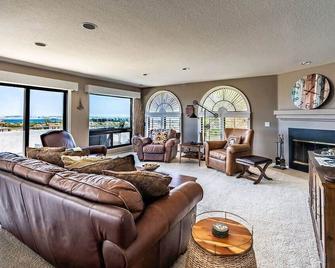 Spacious Beautiful Home with Stunning Bay Views - 圣地亚哥 - 客厅