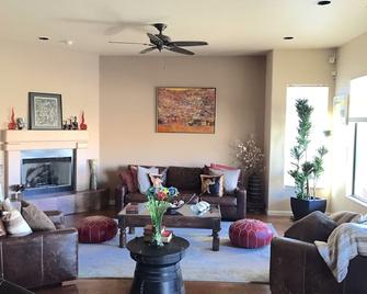 Sonoran Desert Style Home 2br/2ba + Den And Private Pool - 凤凰城 - 客厅