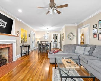 The Gameroom on Madison - Large Home Accommodates 12 Guests (102 Madison Ter) - 克拉克斯维尔 - 客厅