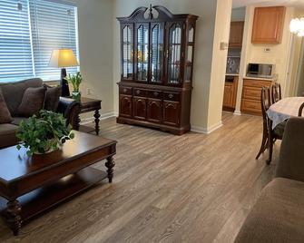 Quiet 2 Bedroom Apartment Condo in the Hampden / Medfield area few minutes to Downtown - Emerald Elite - 巴尔的摩 - 客厅