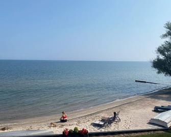 Stunning Lakefront Beach House - 希尔顿 - 海滩