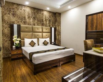 新德里传统日星酒店 - 新德里 - 睡房