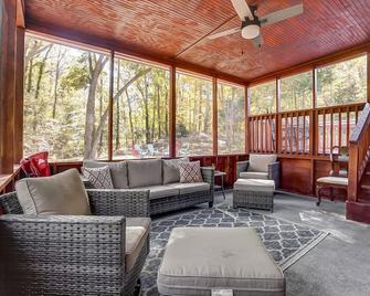Chatlotte Charm Haven With Outdoor Tv - 夏洛特 - 休息厅