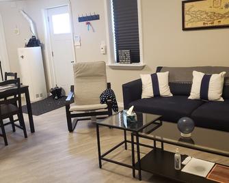 Cozy home on a quiet street minutes to DT Kingston - 金斯顿 - 客厅