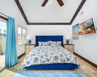 3 Bedroom Luxury Home Steps to Balboa Fun Zone - 纽波特海滩 - 睡房