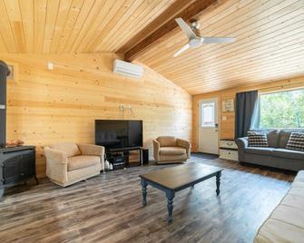 Sandy Hooked 2Bed1Bath Remodelled Pine Cottage - 吉姆利 - 客厅