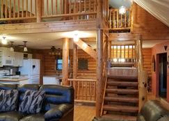 Log Cabin located minutes from Missouri River, airport, I-90 and downtown. - 张伯伦 - 客厅