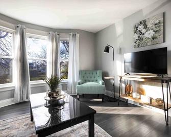 Elegant 1BR 1 Bath apartment minutes the falls - 尼亚加拉瀑布 - 客厅