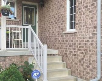Cozy & Spacious Suite with Private Bathroom near Toronto Airport ! - 米西索加 - 建筑