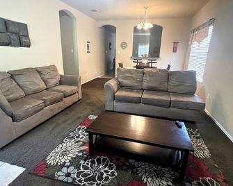 Great Home Near Riverwalk And Seaworld! - 圣安东尼奥 - 客厅