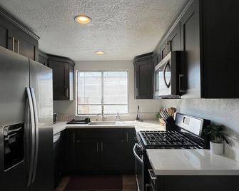 Spacious 3br 3ba Home Private Yard In Culver City - 洛杉矶 - 厨房