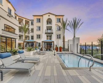 Sunny Carmel Valley 2BR w/ Gym, BBQ, & W/D, nr Dining, by Blueground - 圣地亚哥 - 游泳池