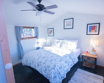 Rustic Retreat Fireplace, Casino, Camelback Close to everything! - 波科诺山 - 睡房