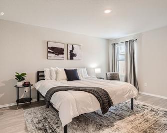 Gorgeous 4br/2.5ba Home Near Downtown SA/Alamodome - 圣安东尼奥 - 睡房