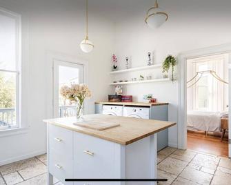 Luxury Victorian House 10 mins to SF, Rose Garden & 3 Private Parking - 奥克兰 - 厨房