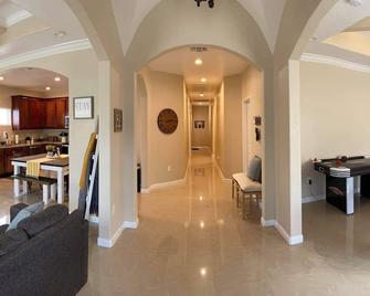 Beautiful Home With Private Pool And Game Room! - 圣安东尼奥 - 客厅