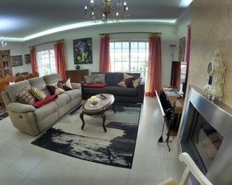 Luxury Apartment 4 Bedrooms Pool in Marisol - Corroios - 客厅