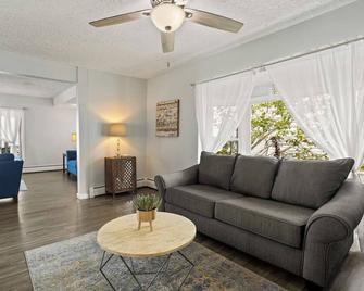 MM Properties Lake Ontario: Waterside Retreat - 希尔顿 - 客厅