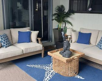The Place, a beautiful private and quiet, cozy, room with microwave refrig. - 劳德代尔堡 - 客厅