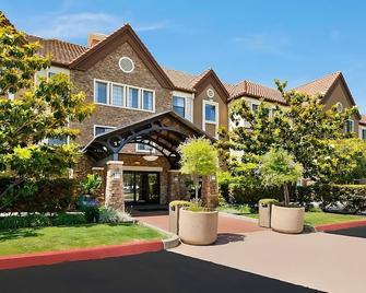 Pet-friendly Property! Full Kitchen, Outdoor Swimming Pool, Free Breakfast! - 圣地亚哥 - 建筑