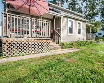 Cottage in the Falls, 2 b, 2 bath, fireplace - 凯霍加福尔斯 - 建筑