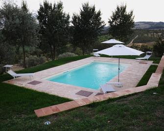 Azienda Agraria Montelujano - 古比奥 - 游泳池