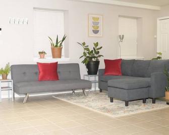 Centrally located apt. ideal for business & pleasure. - 纽瓦克 - 客厅