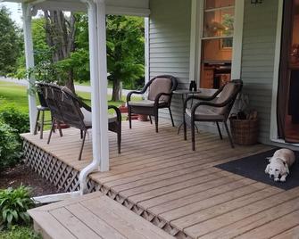 Quaint farmhouse with garden, big yard, river access- all near Middlebury, VT. - Weybridge - 露台