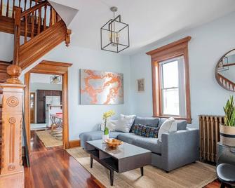 Luxury 8 Bedroom House, Steps to Tropicana, Beach and Boardwalk! - 大西洋城 - 客厅