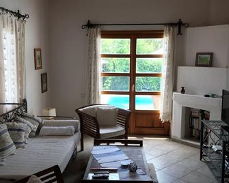 Banana Valley Villa, private pool and whirlpool, tranquillity, spectacular views - 马尔马里斯 - 客厅