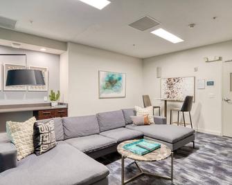 Modern Allston 1BR w/ Gym & W/D, nr Griggs T, by Blueground - 波士顿 - 客厅