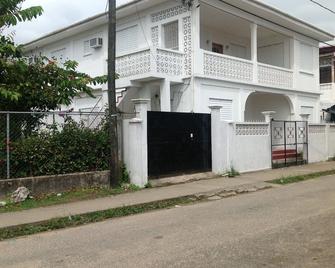 Right In The Midst Of All The Action In Old Pg By The Sea - 蓬塔戈尔达 - 建筑